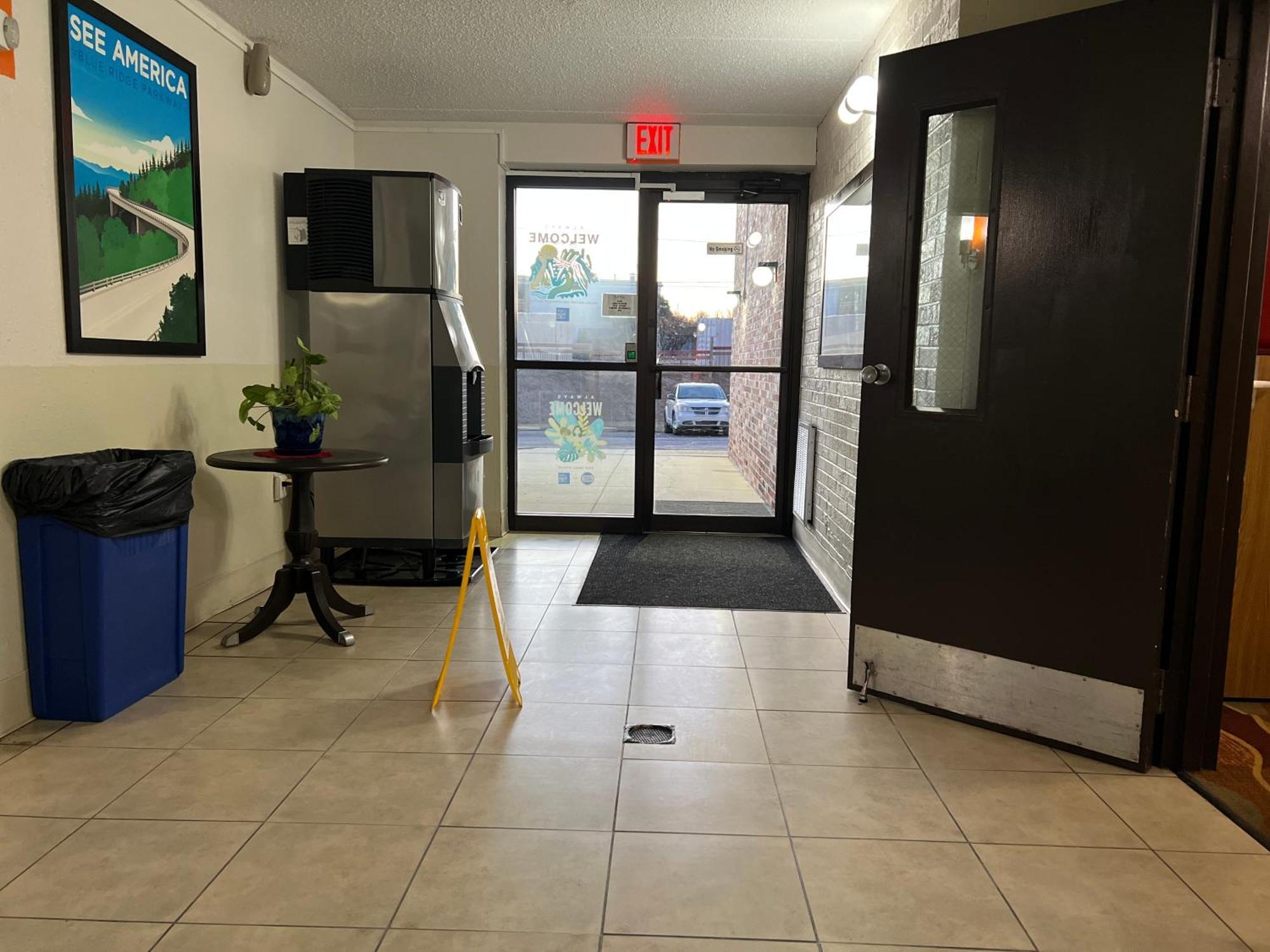 Travelodge By Wyndham Wytheville Esterno foto